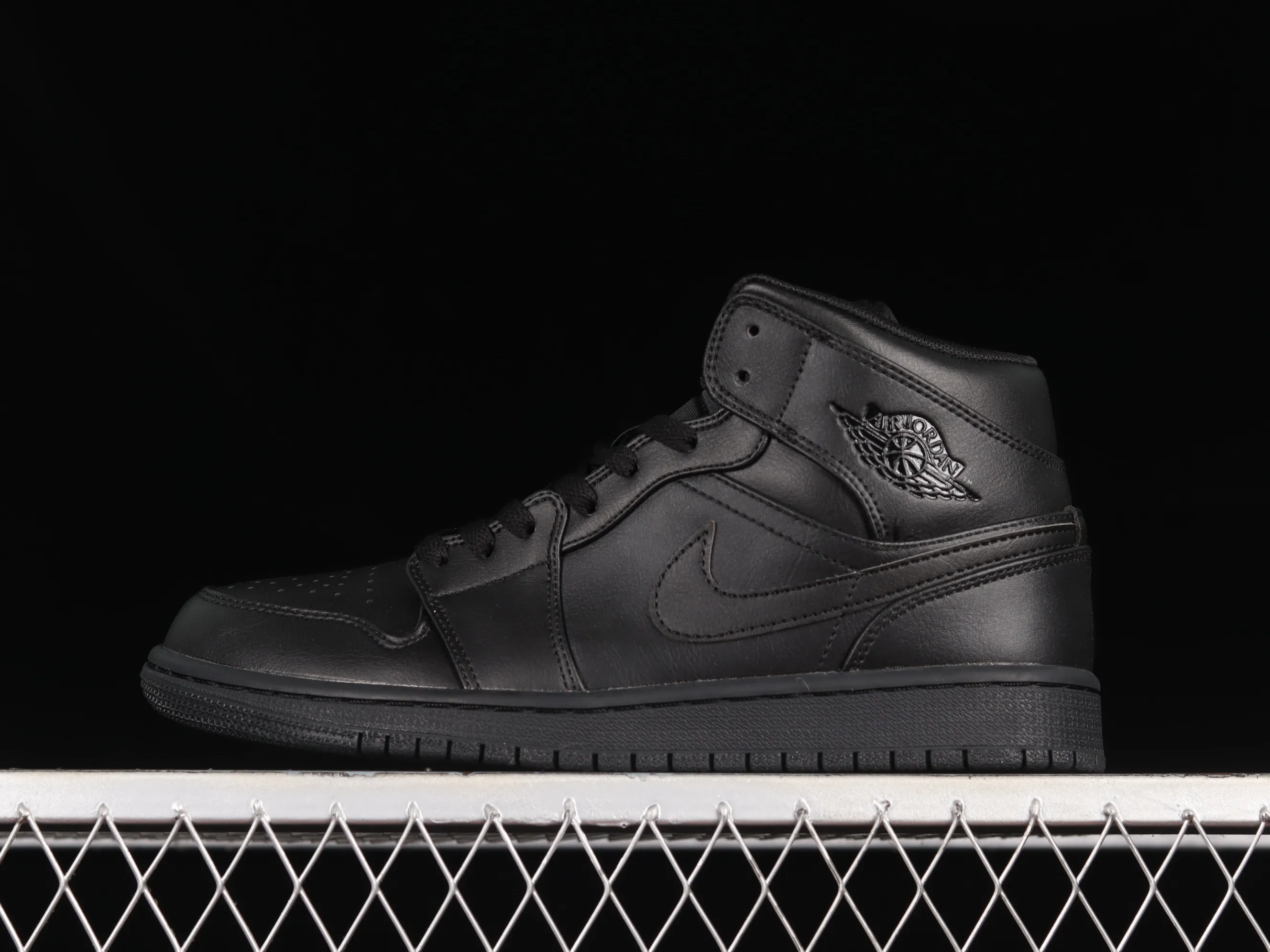 All categories Air Jordan Jordan series basketball shoes Air Jordan 1 Mid Air Jordan 1 Mid AJ1 Joe 1 all black Zhongbang basketball shoes 554724-093